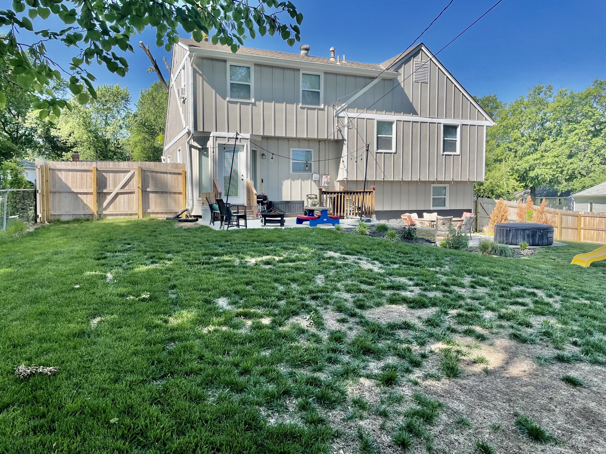 Large fenced backyard - 1003 SW Ingleside Pl