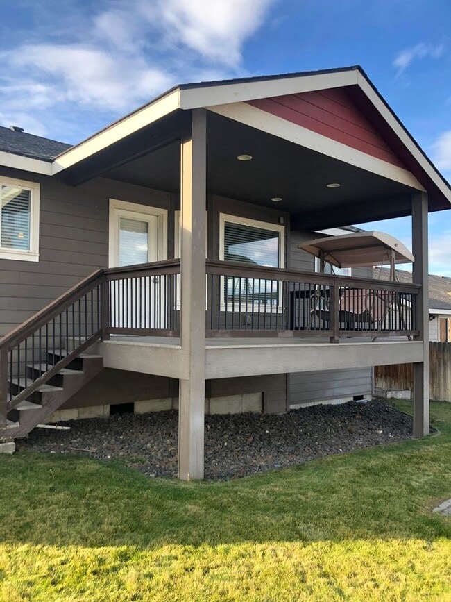 Building Photo - Single Story Home w/Huge Fenced Backyard!