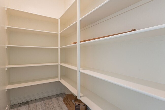 Building Photo - 5 BEDROOM 4 BATH SINGLE FAMILY HOME