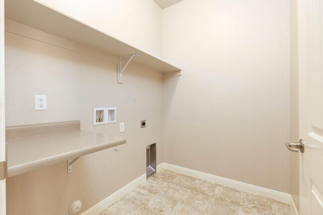 Building Photo - Beautiful 4 Bedroom Home!