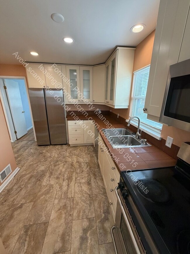 Building Photo - 2246 S Corona St