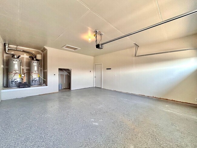 Building Photo - Spacious 4/BR 3/BA Home with Modern Upgrades