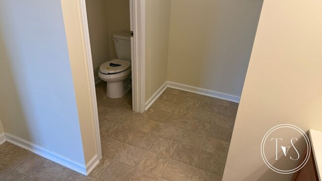 Building Photo - RATE DROP ALERT! (was $2100/month)