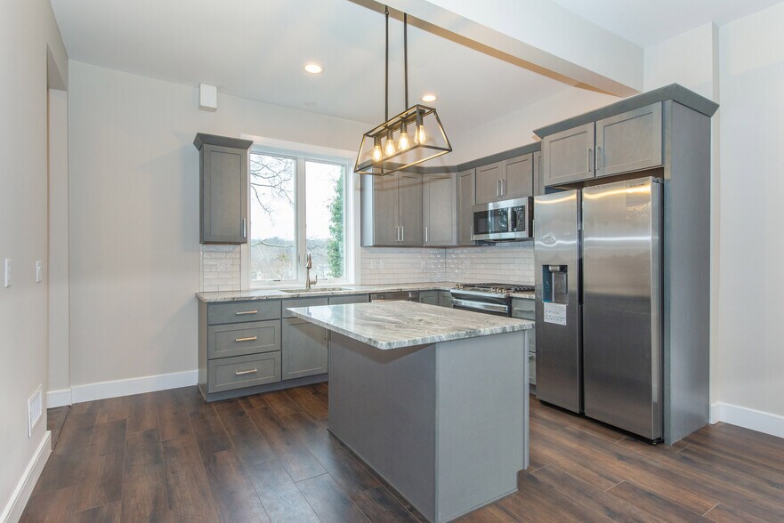 Kitchen with center island - 14 Prospect St
