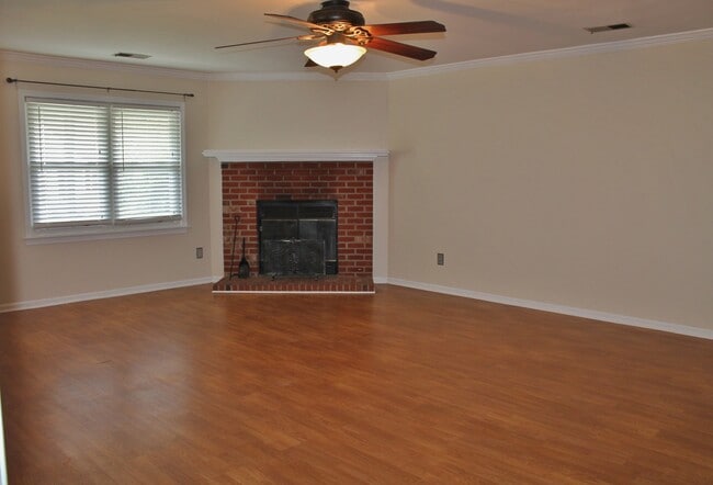 Building Photo - Adorable 3-Bedroom Ranch w/Community Pool,...