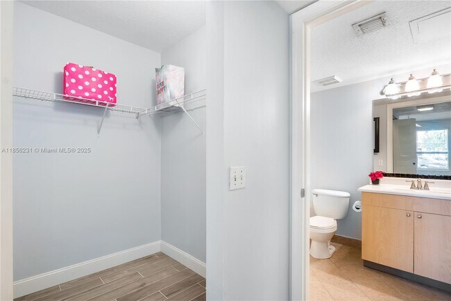 Building Photo - 1308 Villa Cir