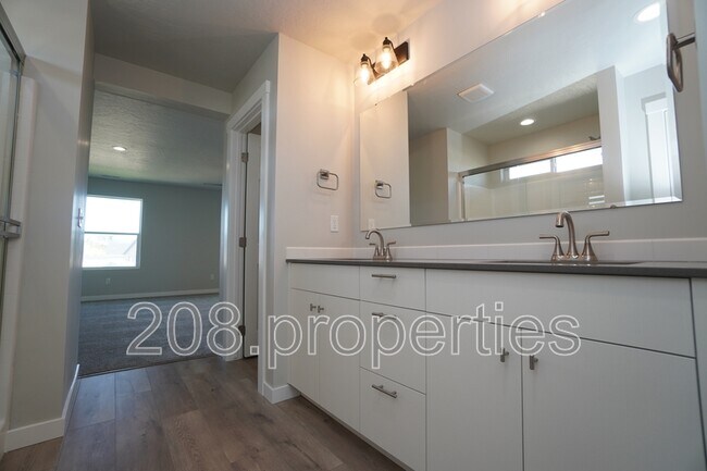 Building Photo - 1218 W Bass River Dr