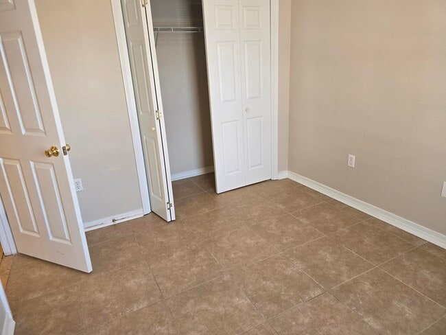 Building Photo - 204 Ann Cir