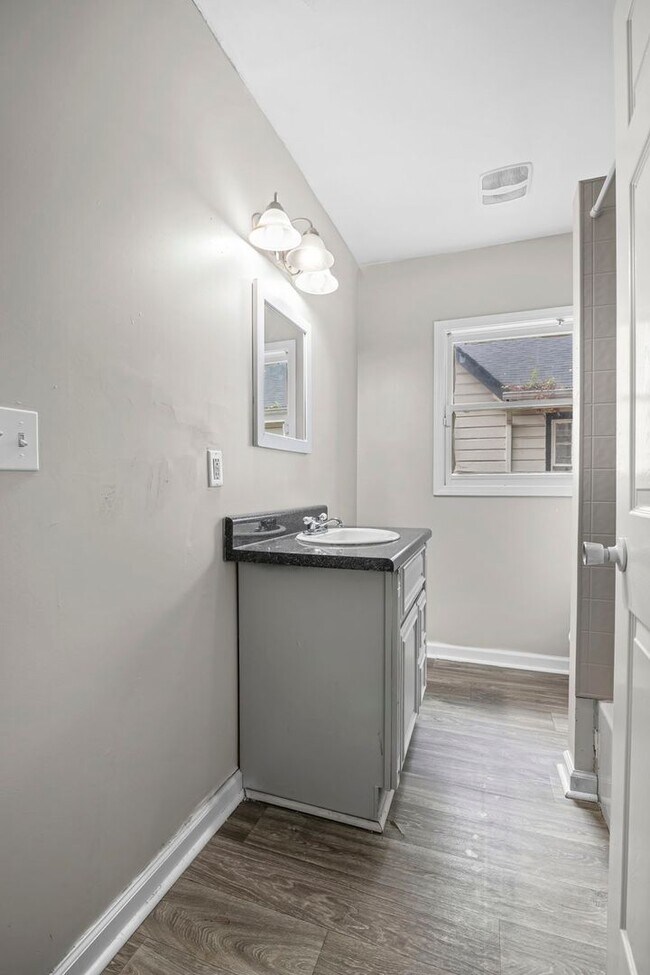 Building Photo - Upstairs Duplex Unit with 3 bedrooms and 2 baths.  Westside Atlanta, 30314