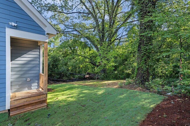 Building Photo - Available Early July! 3-bedroom home with off street parking!