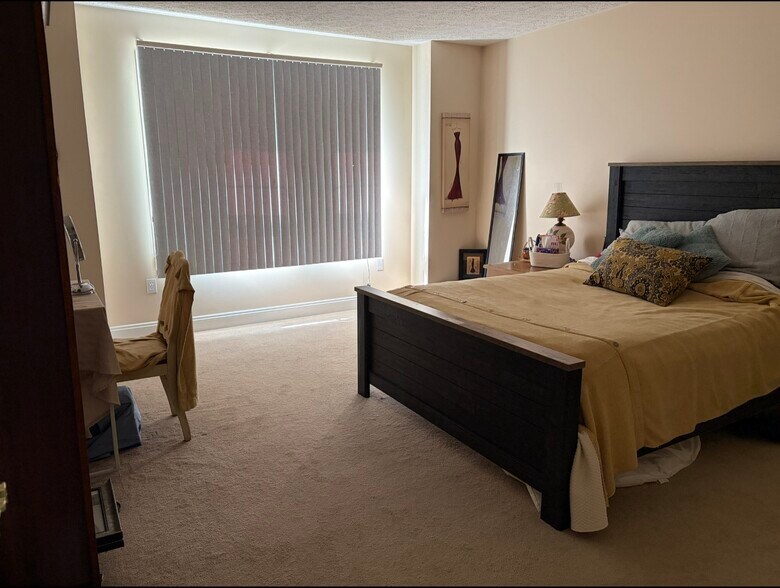 Building Photo - 465 Oaktree Blvd