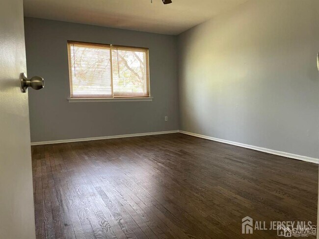 Building Photo - 128 College Dr