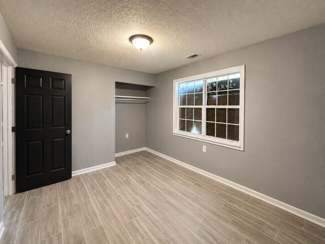 Building Photo - 1586 Harmen St