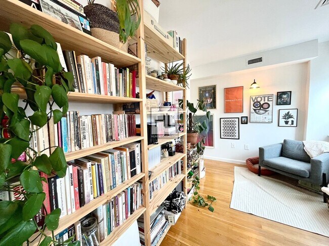 Building Photo - RED HOOK ?Spacious 3-bedroom duplex $4200