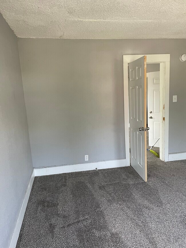 Large 1 bedroom upper duplex - 1424 N Gaines St