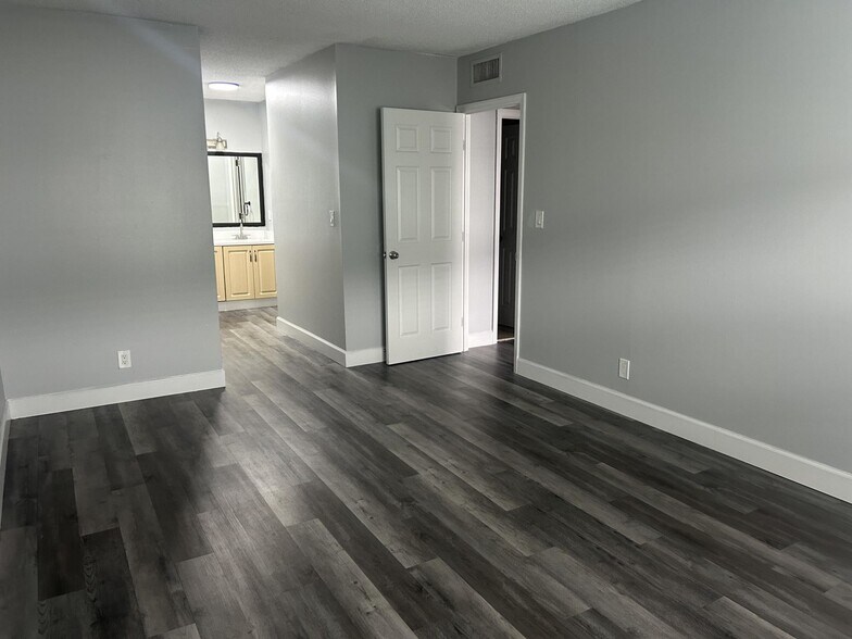 Building Photo - 3232 NW 84th Ave