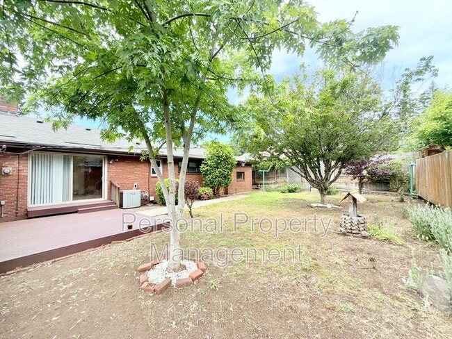 Building Photo - 4215 NW Lavina St