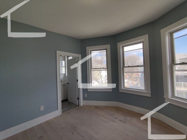 Building Photo - Huge 4 bed in Somerville