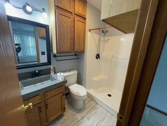 Building Photo - 3 Bedroom House W/ Updates!