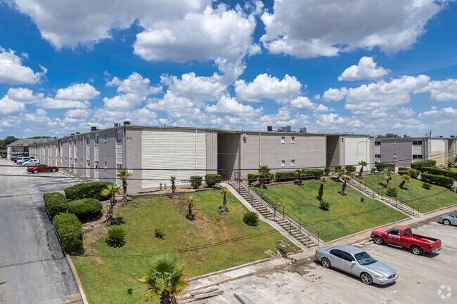 Building Photo - Falls of Alta Vista