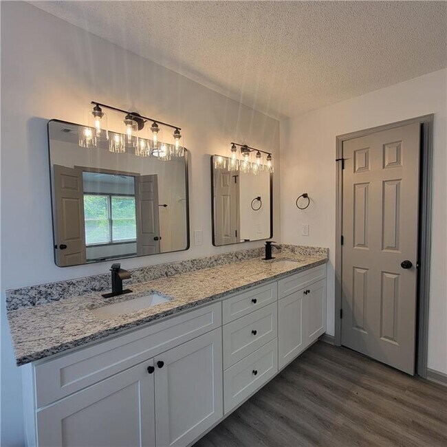 Building Photo - 3045 Binghampton Ln