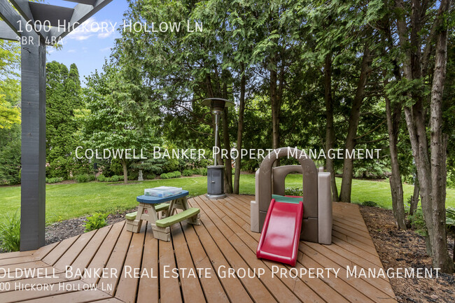 Building Photo - 1600 Hickory Hollow, Menasha