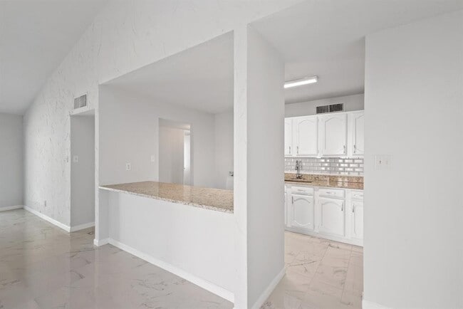 Building Photo - 2215 Overbrook Dr