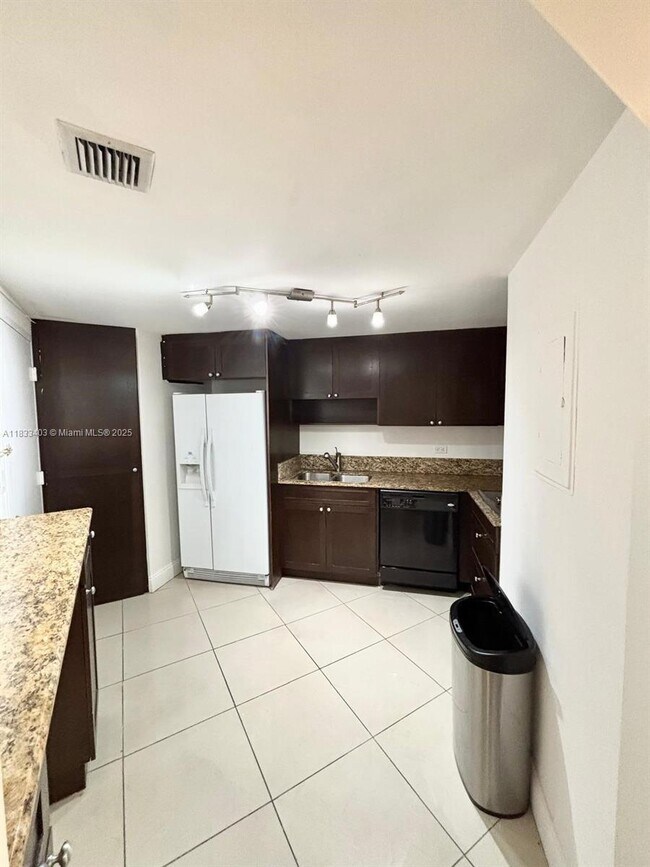 Building Photo - 801 Brickell Bay Dr