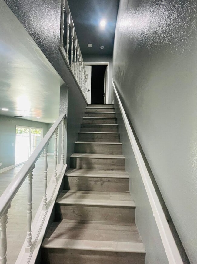 Building Photo - Completely Renovated 2-Bed/1.5 Bath Condo ...