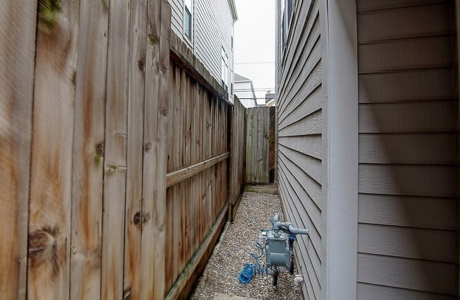 Building Photo - 1408 W Webster St