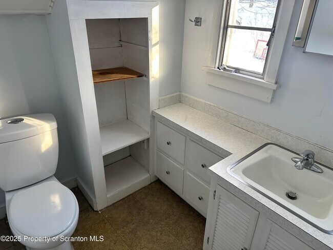 Building Photo - 1108 N Abington Rd