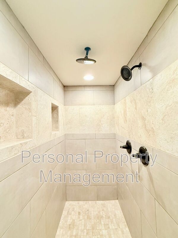 Building Photo - 16205 NE Leaper Rd