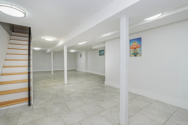 Building Photo - 479 Putnam Ave