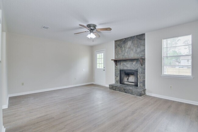 Building Photo - Brick Ranch in Columbia County