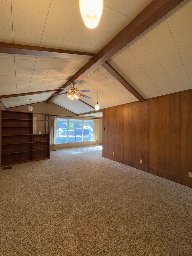 Building Photo - Spacious 6 Bedroom, 3 Bathroom Home Near CWU