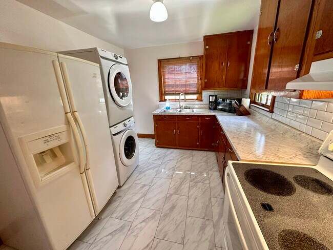 Building Photo - 47 Brentwood Dr