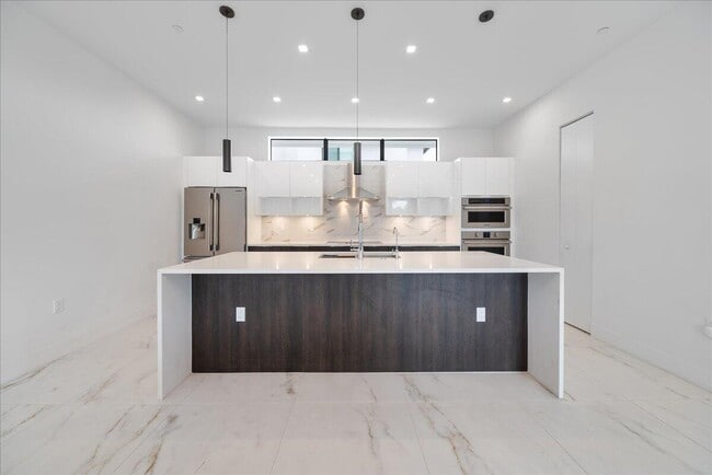 Building Photo - 1052 N Victoria Park Rd