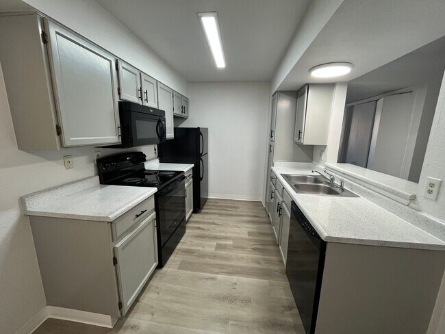 Building Photo - ** $500 off first-month rent. ** 2 bed 2 bath Condo W/D in Unit