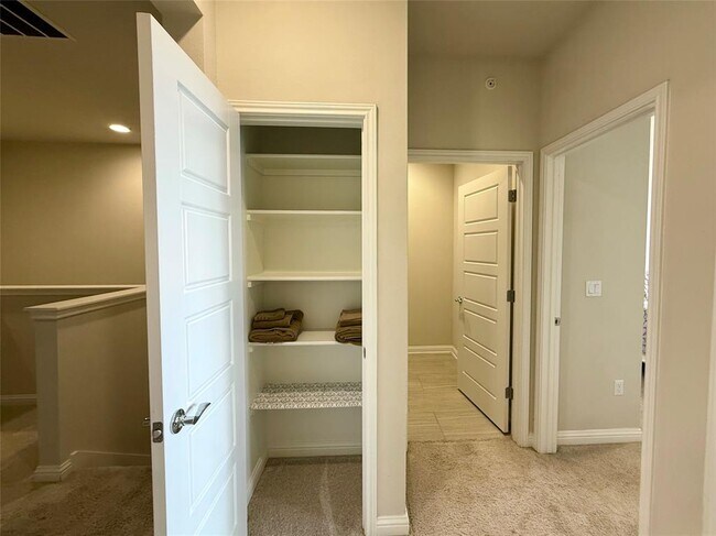 Building Photo - 6814 E Riverside Dr