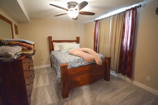 Building Photo - Beautiful, Modern, Updated, 4 Bed 3 Bath A...