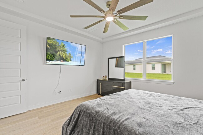 Building Photo - 8906 Dahlia Cir