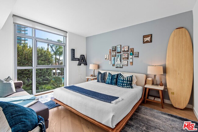 Building Photo - 13700 Marina Pointe Dr
