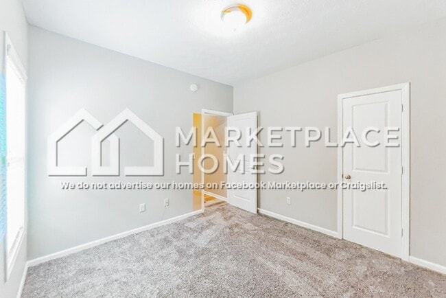 Building Photo - 440 Tree Line Dr