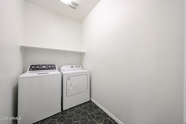 Building Photo - 14651 W Valentine St