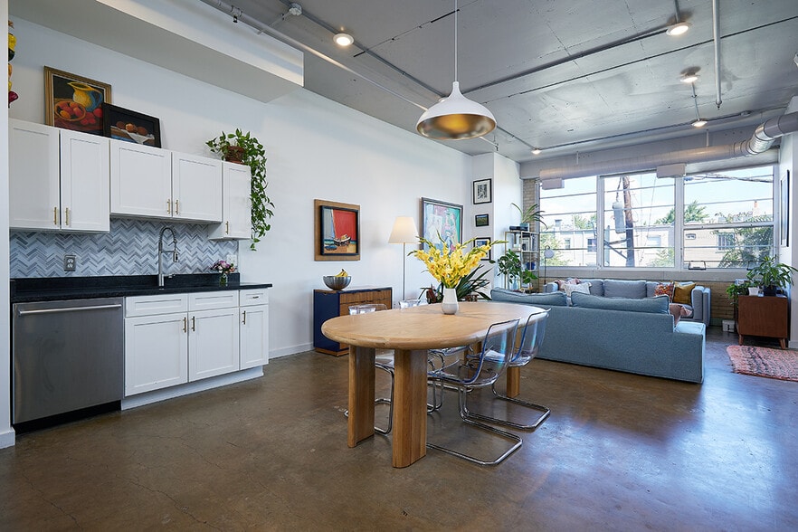 Kitchen/Dining Room - 701 Lamont St NW