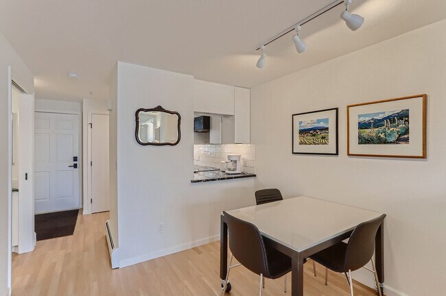 Building Photo - Pearl Street 1BR | Walkable, Remodeled, Covered Parking