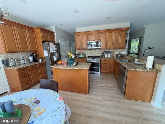 Building Photo - 381 Longwood Dr