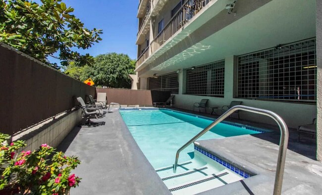 Building Photo - Charming, Light and Bright Wilshire Selby East with a spacious floor plan