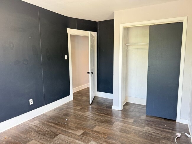 Building Photo - Modern 2 bedroom End-of-Row Townhome in Rothsville - w/ Garage & In Unit Laundry!