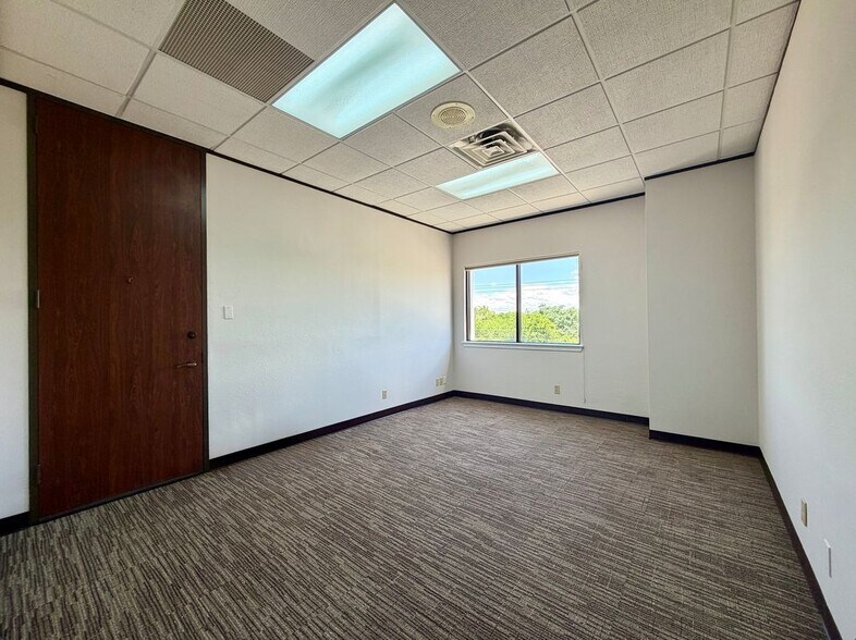 Building Photo - 2929 Mossrock